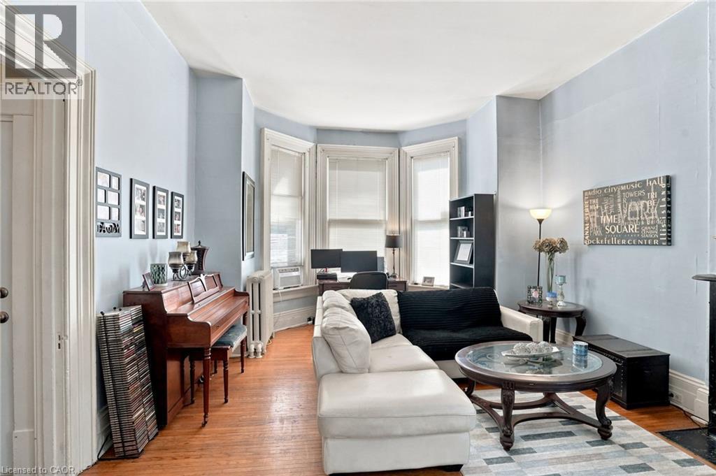 132 Emerald Street S, Hamilton, ON - Indoor Photo Showing Living Room