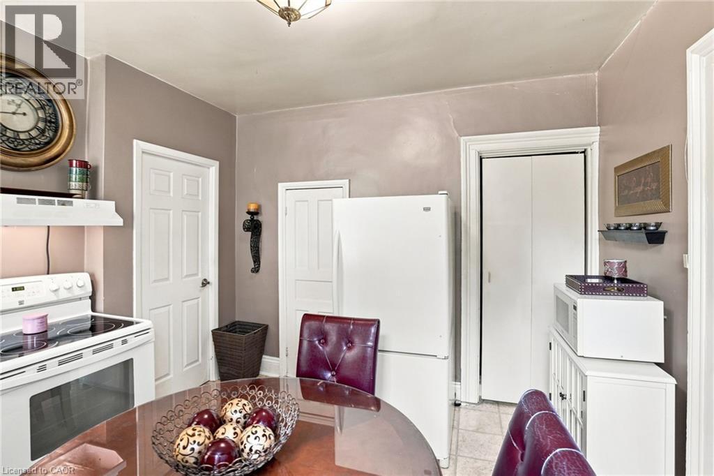 132 Emerald Street S, Hamilton, ON - Indoor Photo Showing Kitchen