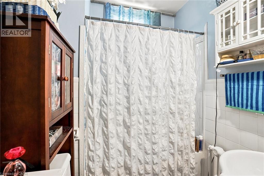 132 Emerald Street S, Hamilton, ON - Indoor Photo Showing Bathroom
