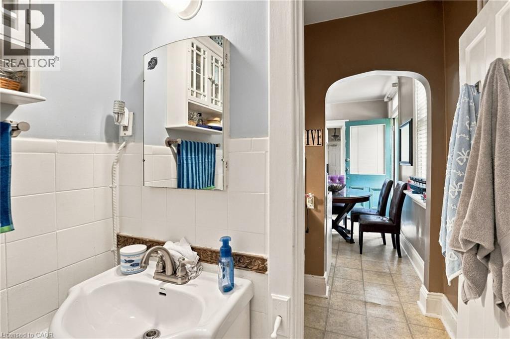 132 Emerald Street S, Hamilton, ON - Indoor Photo Showing Bathroom