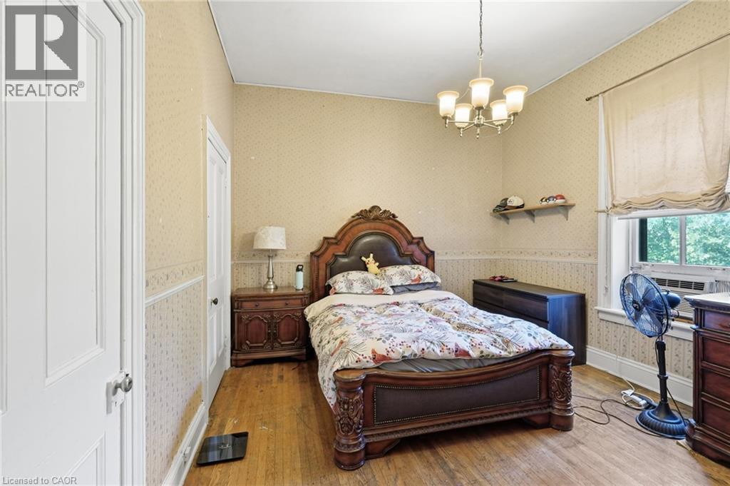 132 Emerald Street S, Hamilton, ON - Indoor Photo Showing Bedroom