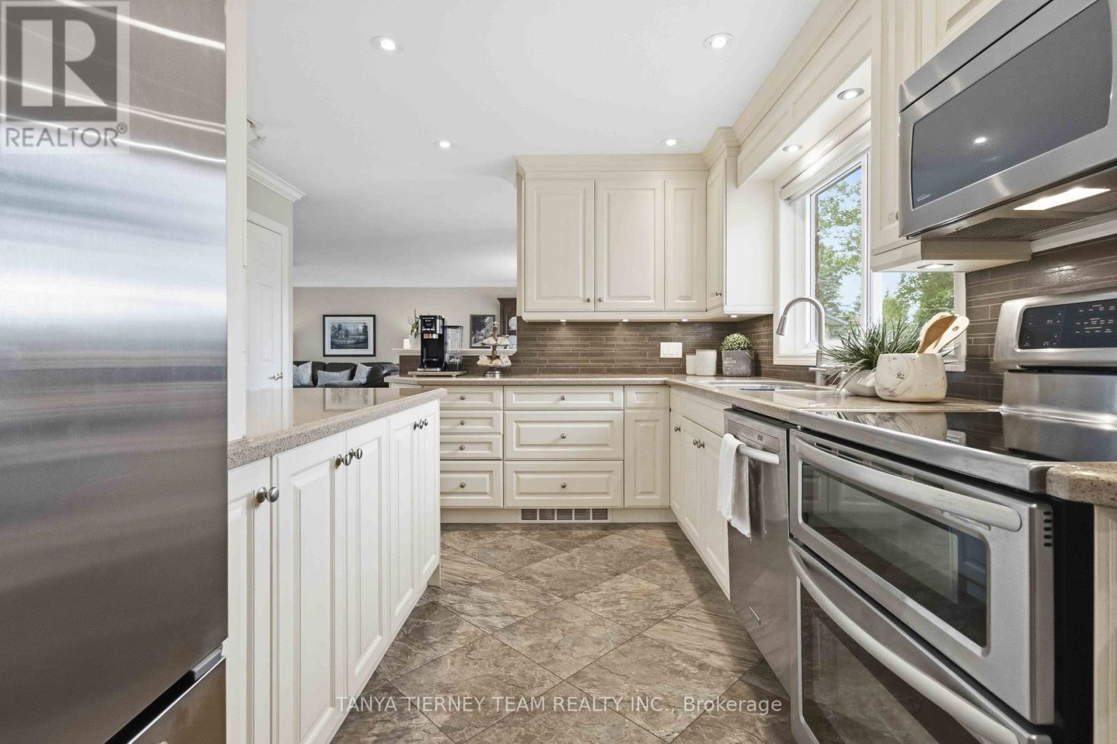 84 Turtle Path, Ramara, ON - Indoor Photo Showing Kitchen With Stainless Steel Kitchen With Upgraded Kitchen