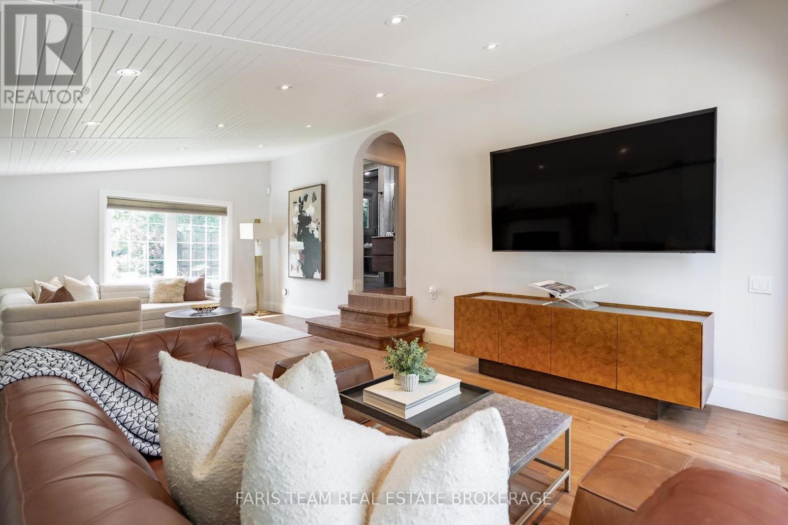 27 Poplar Crescent, Ramara, ON - Indoor Photo Showing Living Room
