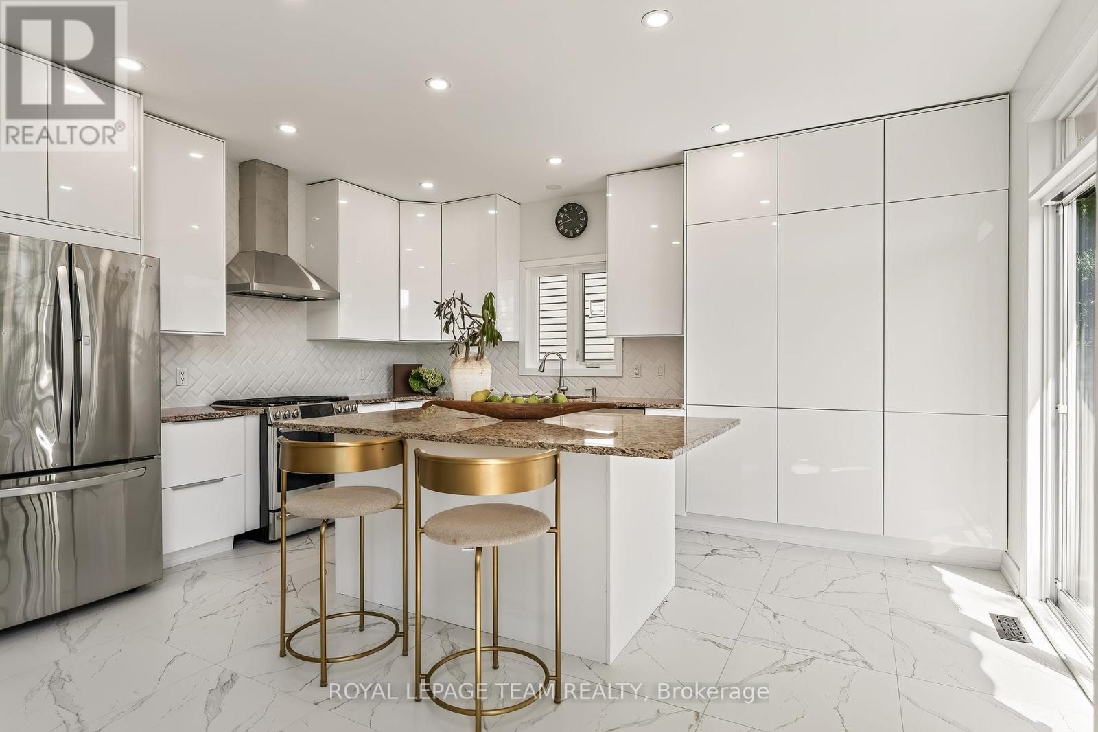 28 Borealis Crescent, Ottawa, ON - Indoor Photo Showing Kitchen With Upgraded Kitchen