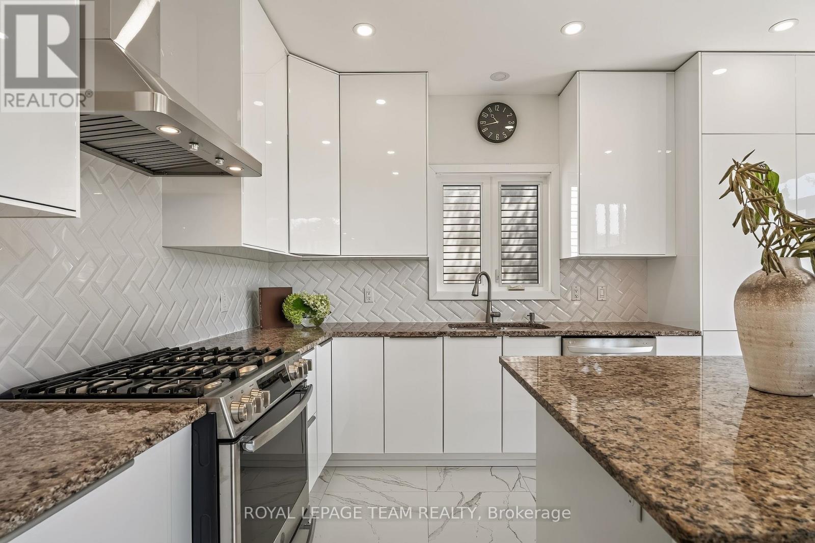 28 Borealis Crescent, Ottawa, ON - Indoor Photo Showing Kitchen With Upgraded Kitchen