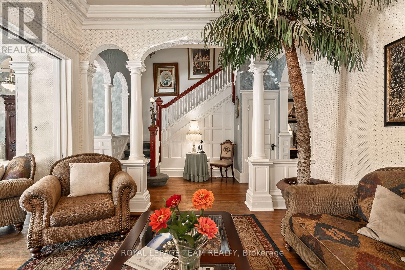 525 King Edward Avenue, Ottawa, ON - Indoor Photo Showing Living Room