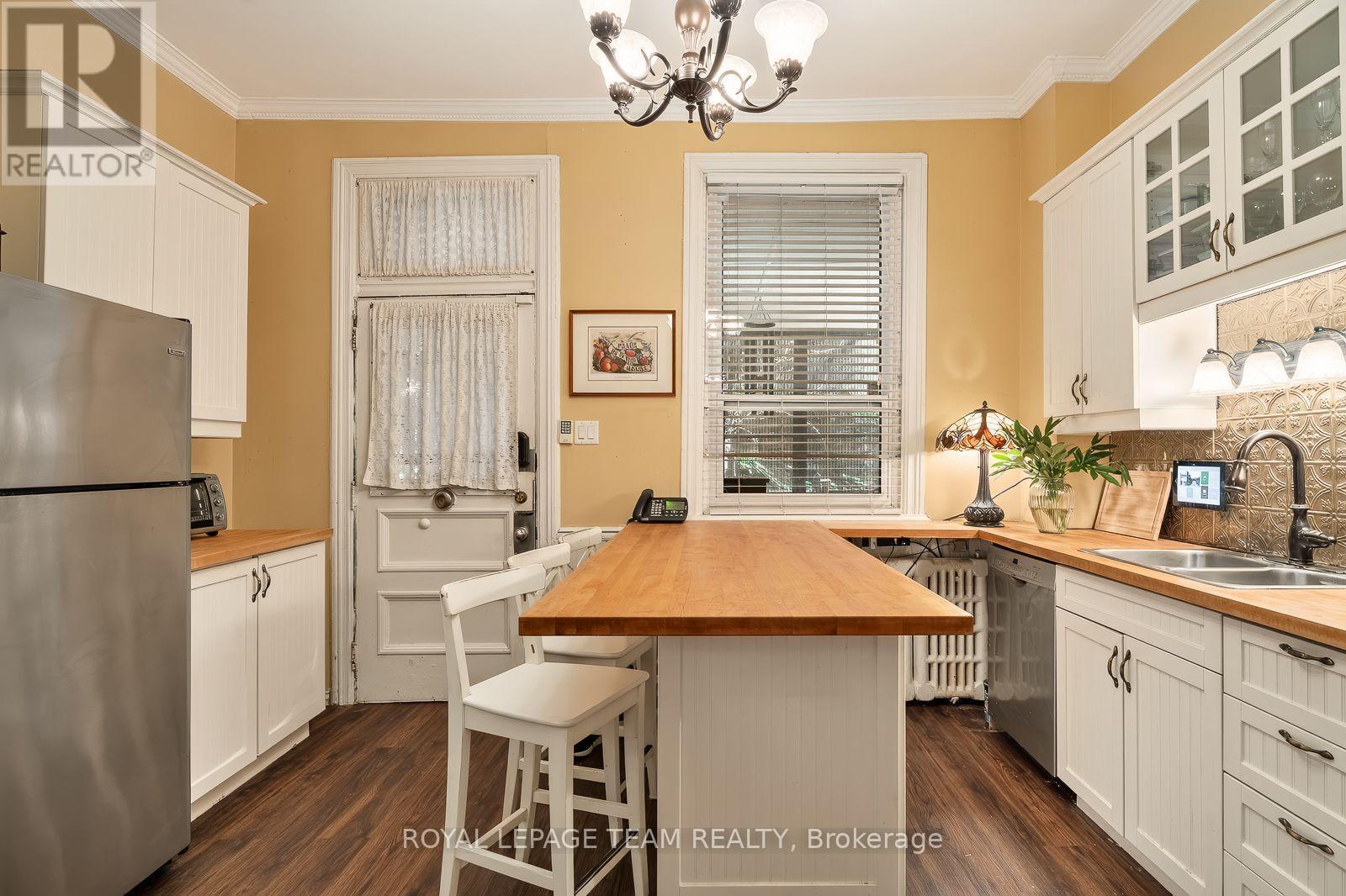 525 King Edward Avenue, Ottawa, ON - Indoor Photo Showing Kitchen With Double Sink