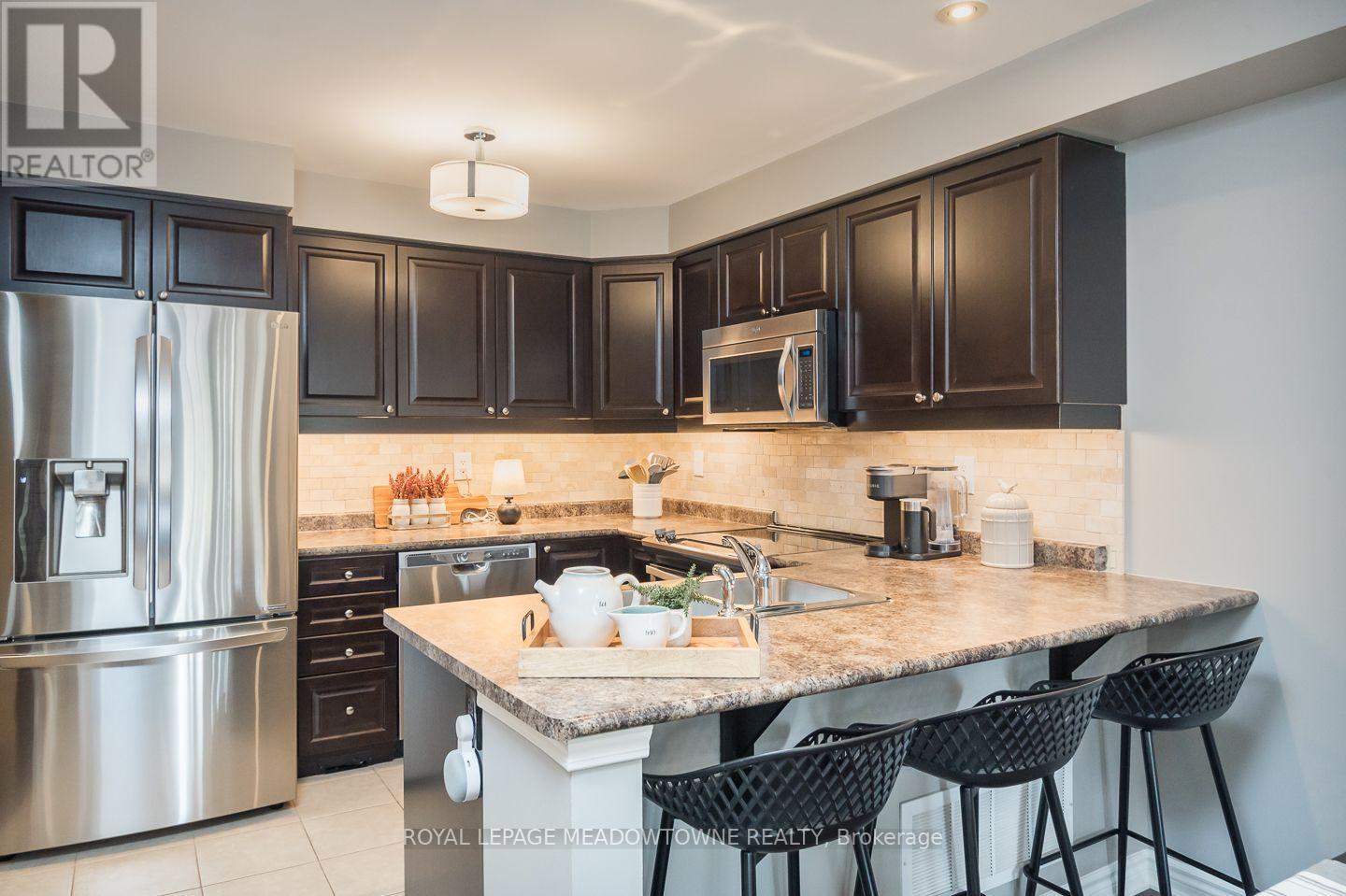 275 Eves Gate, Milton, ON - Indoor Photo Showing Kitchen With Stainless Steel Kitchen With Upgraded Kitchen