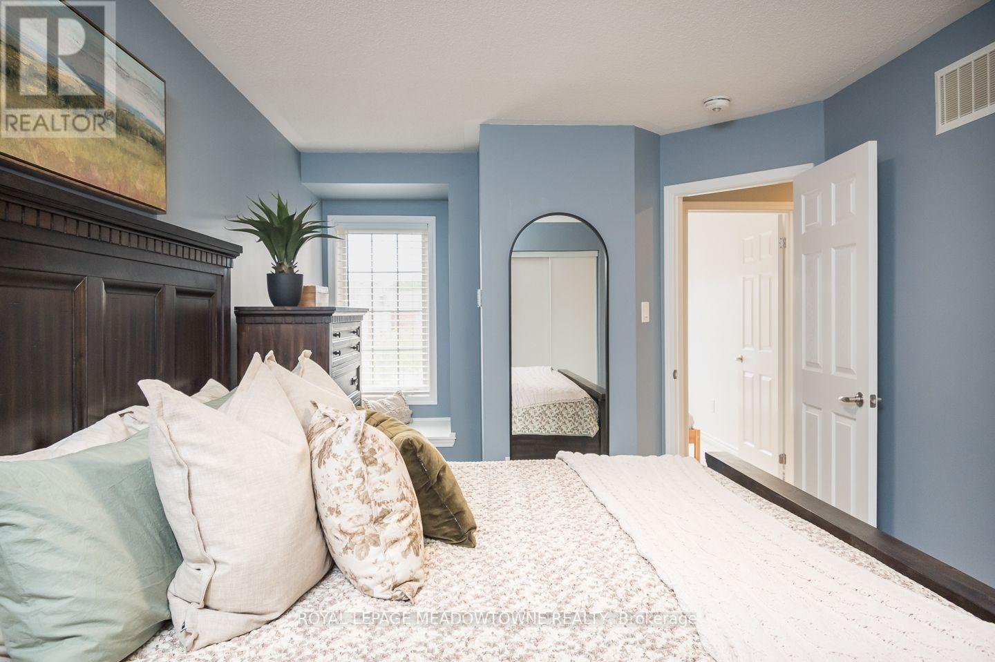 275 Eves Gate, Milton, ON - Indoor Photo Showing Bedroom