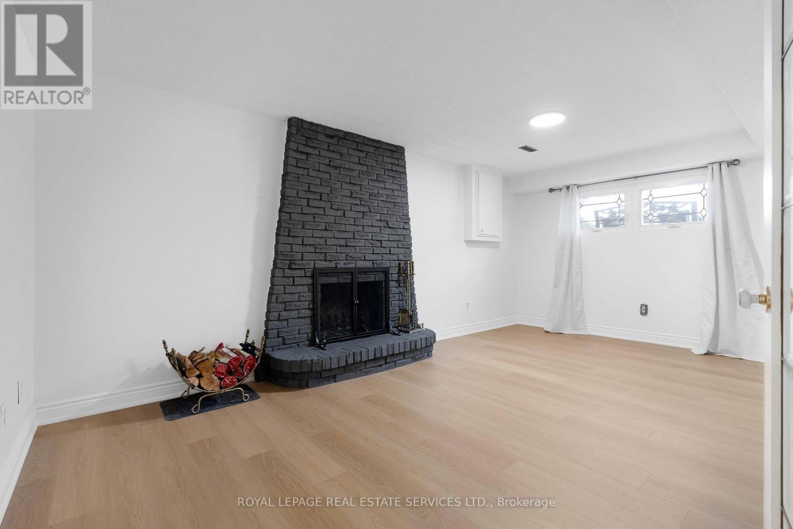 3192 Windwood Drive, Mississauga, ON - Indoor Photo Showing Living Room With Fireplace