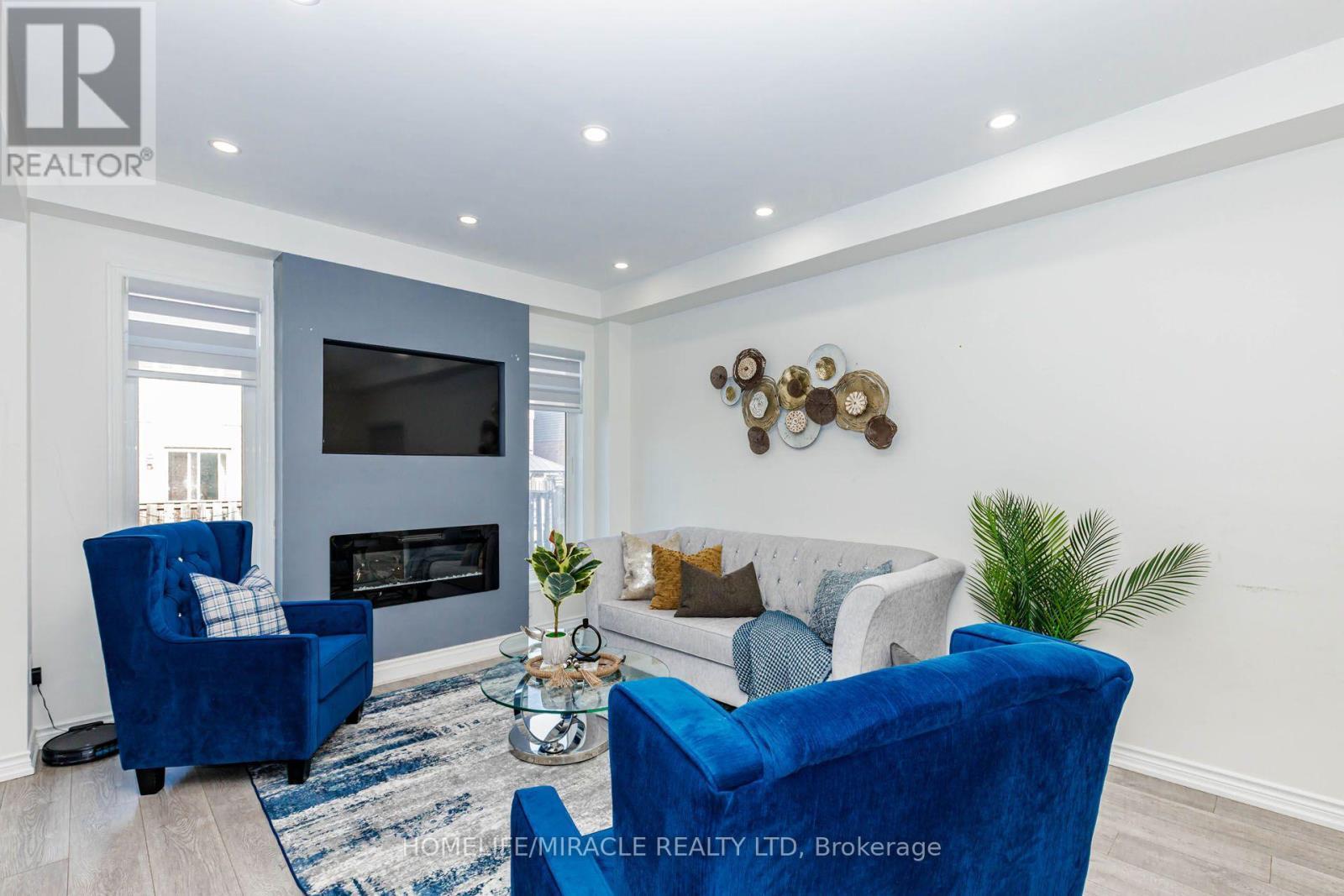 36 Tidemore Heights, Hamilton, ON - Indoor Photo Showing Living Room With Fireplace