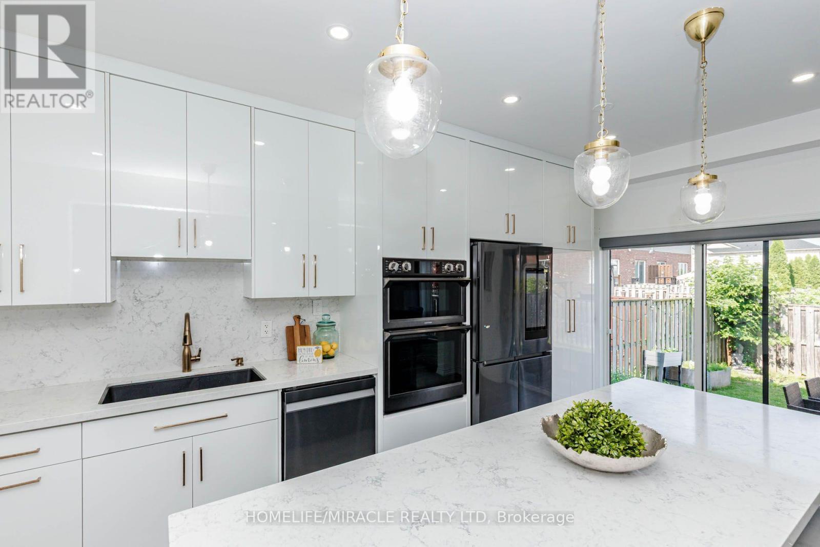 36 Tidemore Heights, Hamilton, ON - Indoor Photo Showing Kitchen With Upgraded Kitchen