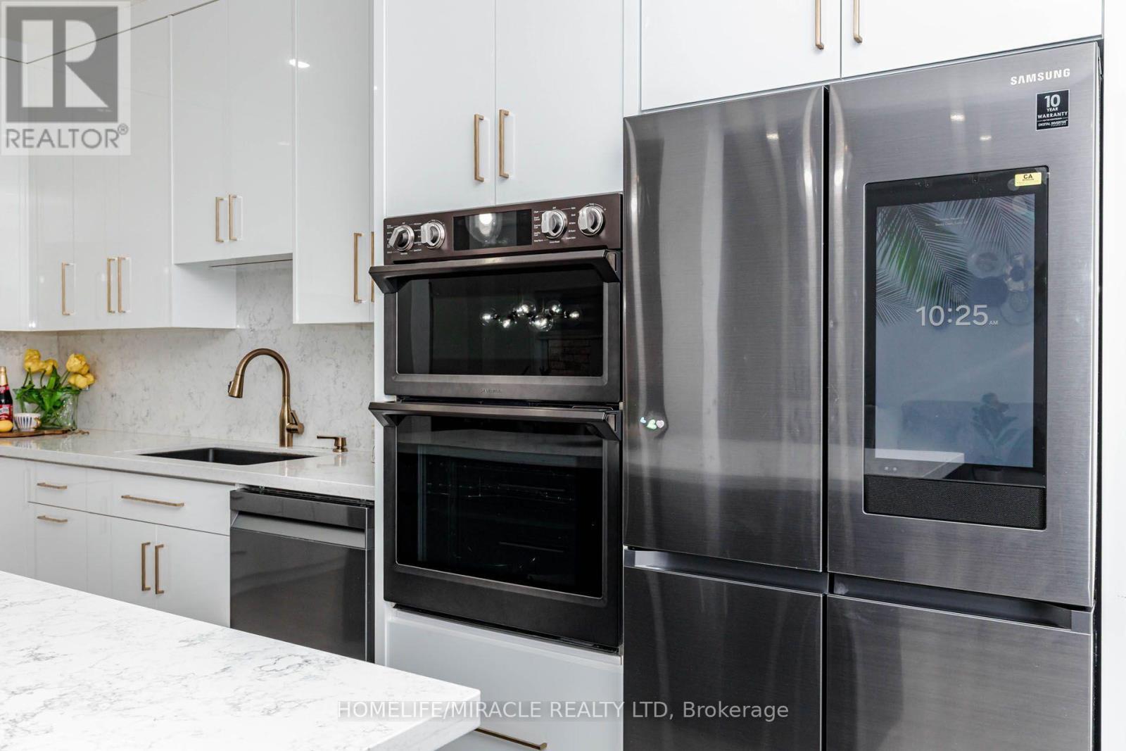 36 Tidemore Heights, Hamilton, ON - Indoor Photo Showing Kitchen With Upgraded Kitchen