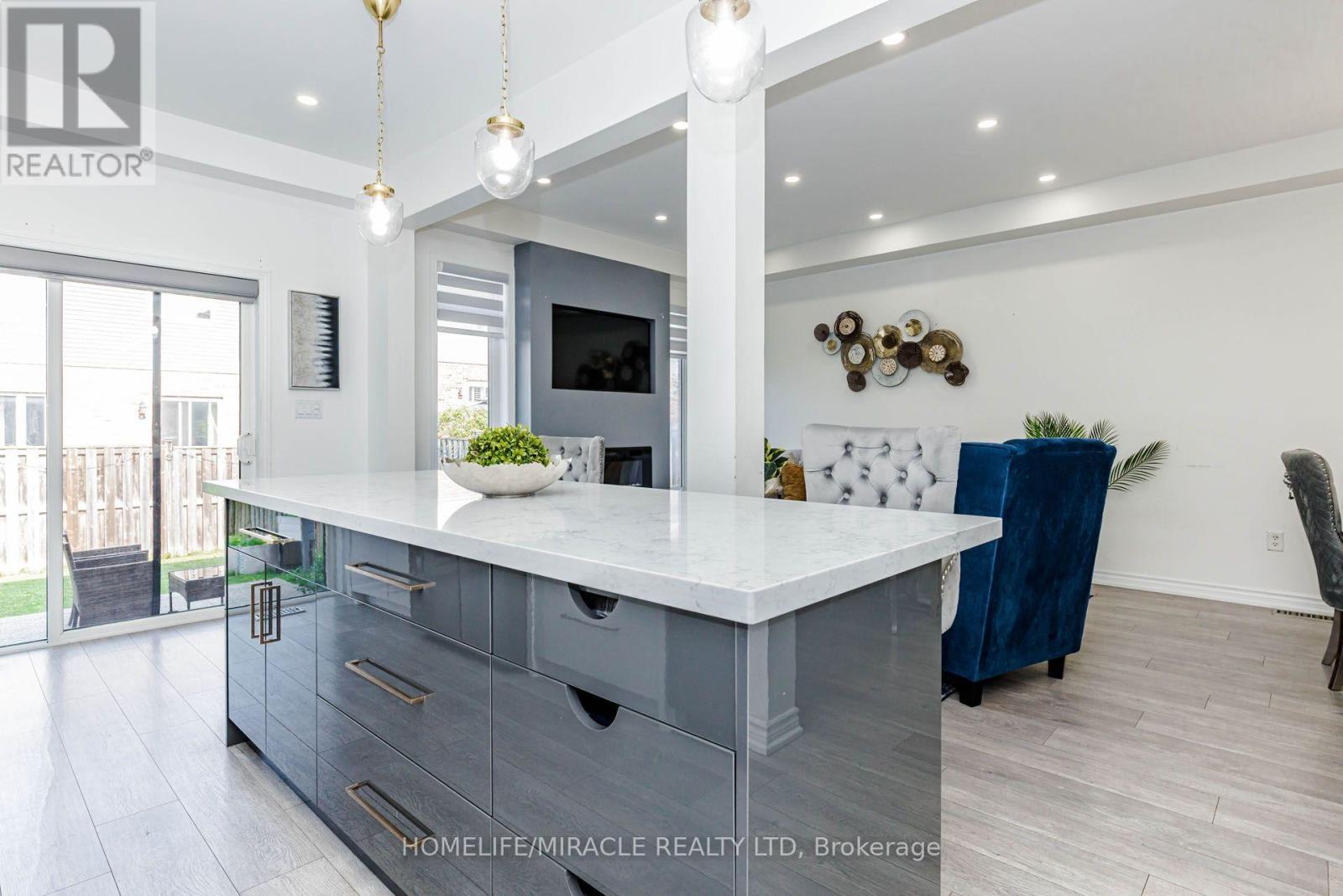 36 Tidemore Heights, Hamilton, ON - Indoor Photo Showing Kitchen With Upgraded Kitchen