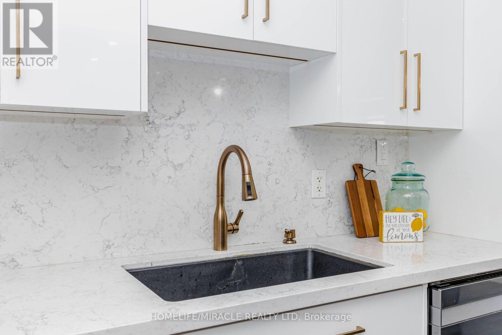 36 Tidemore Heights, Hamilton, ON - Indoor Photo Showing Kitchen