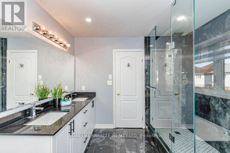 36 Tidemore Heights, Hamilton, ON - Indoor Photo Showing Bathroom