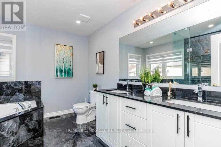 36 Tidemore Heights, Hamilton, ON - Indoor Photo Showing Bathroom