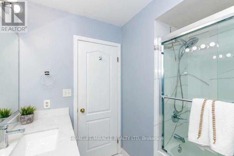 36 Tidemore Heights, Hamilton, ON - Indoor Photo Showing Bathroom