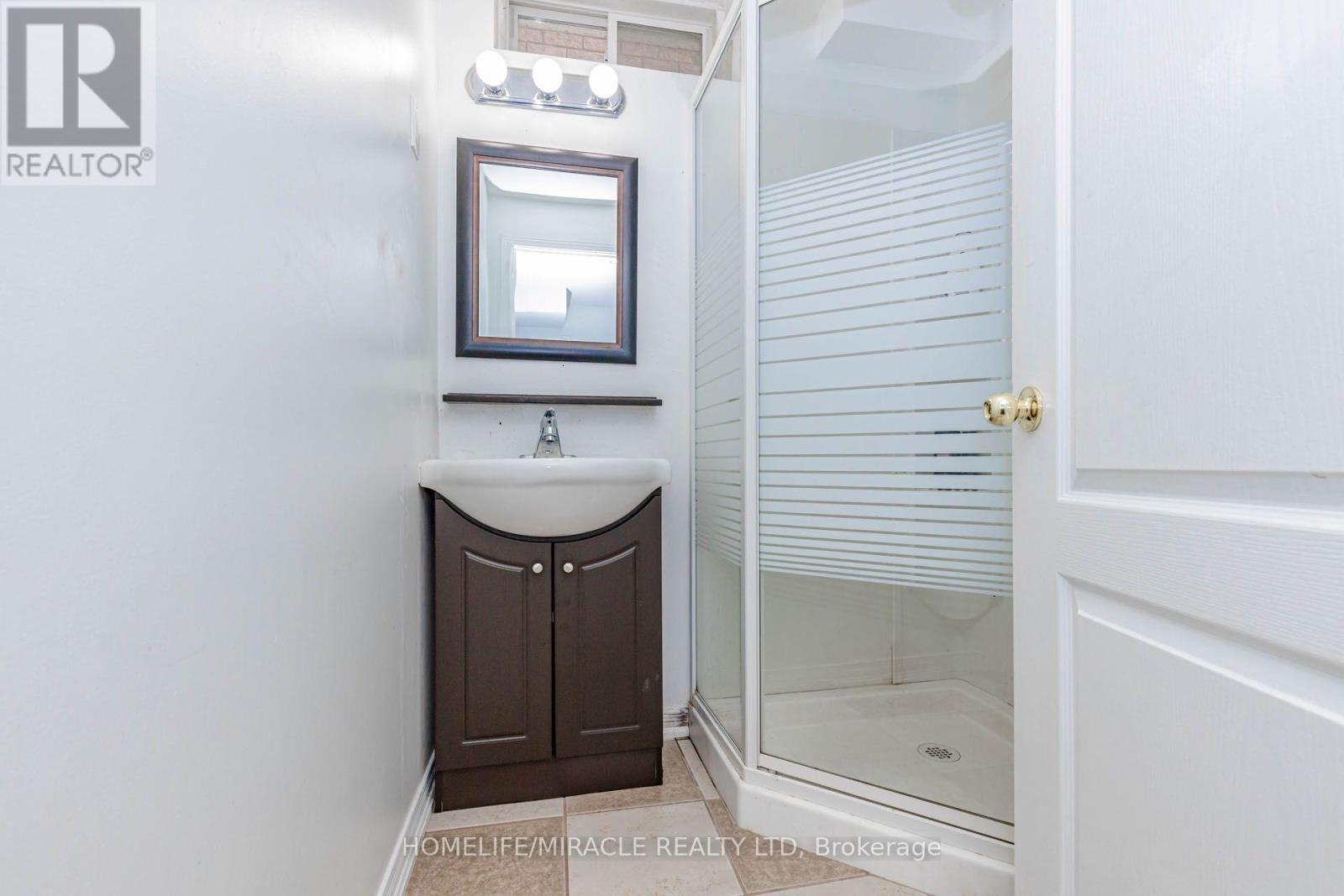 36 Tidemore Heights, Hamilton, ON - Indoor Photo Showing Bathroom