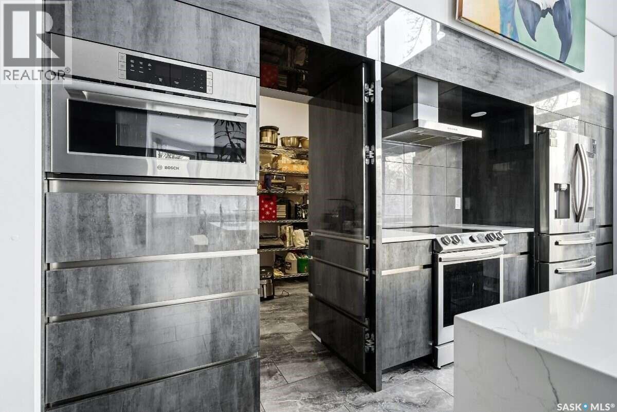3601 Grassick Avenue, Regina, SK - Indoor Photo Showing Kitchen With Stainless Steel Kitchen