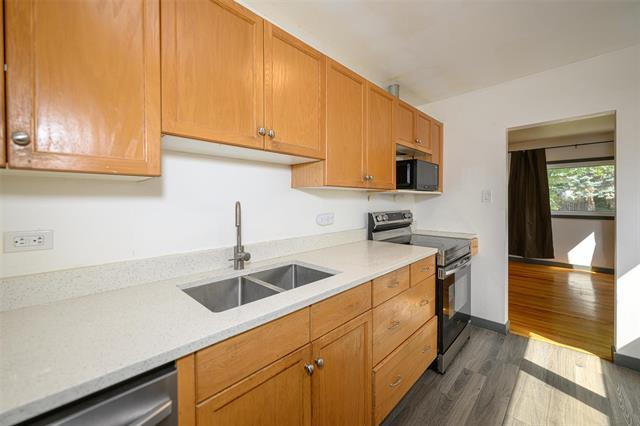 838 Atlantic Ave, Winnipeg, MB - Indoor Photo Showing Kitchen With Double Sink