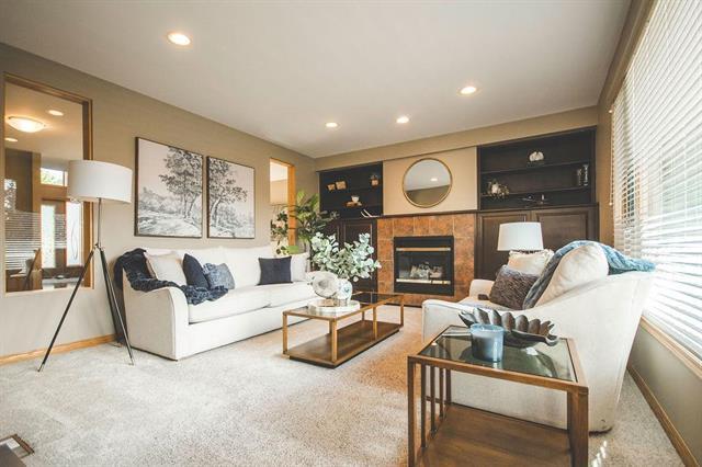 55 Winterhaven Dr, Winnipeg, MB - Indoor Photo Showing Living Room With Fireplace