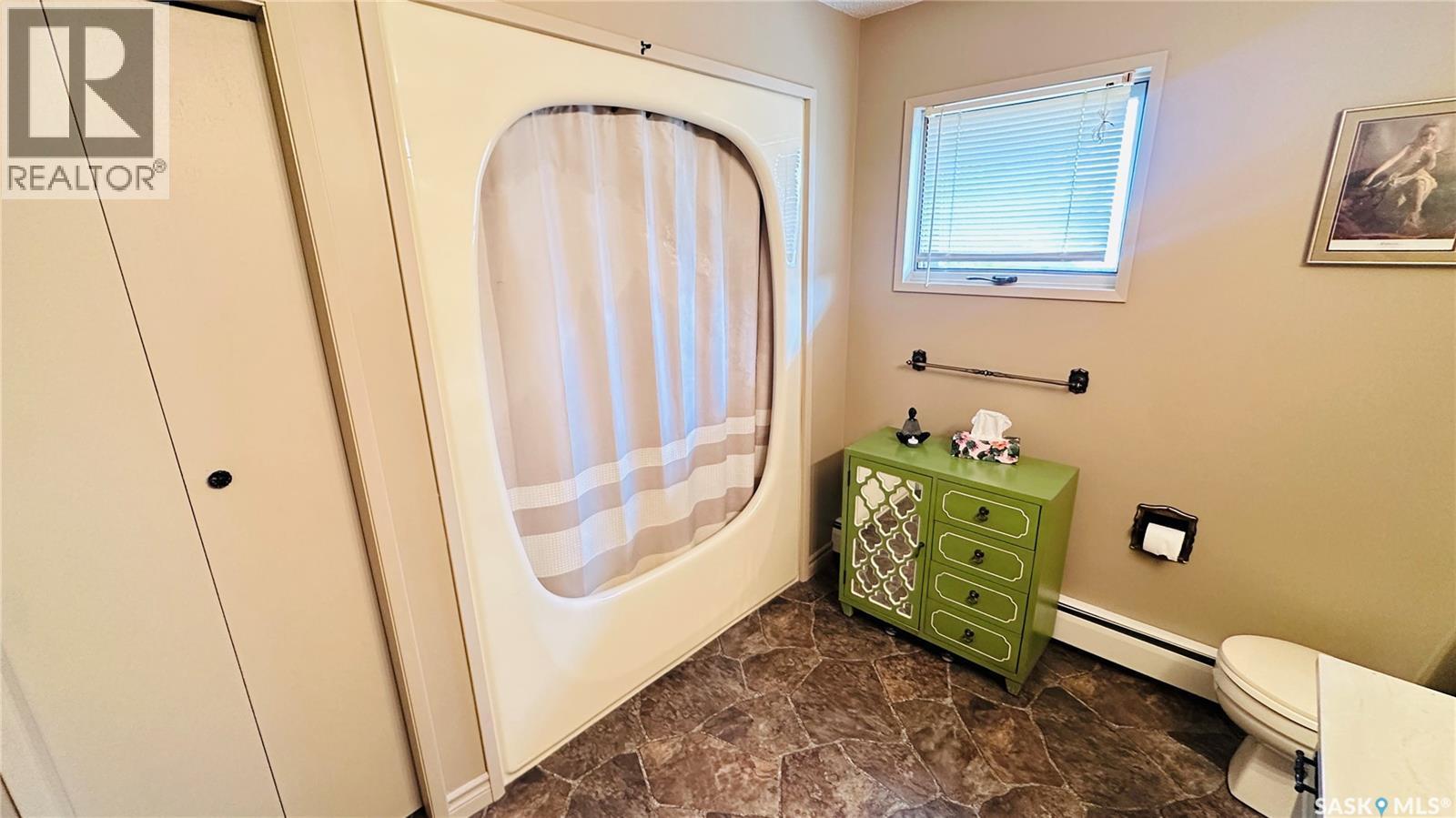 816 1St Avenue, Zenon Park, SK - Indoor