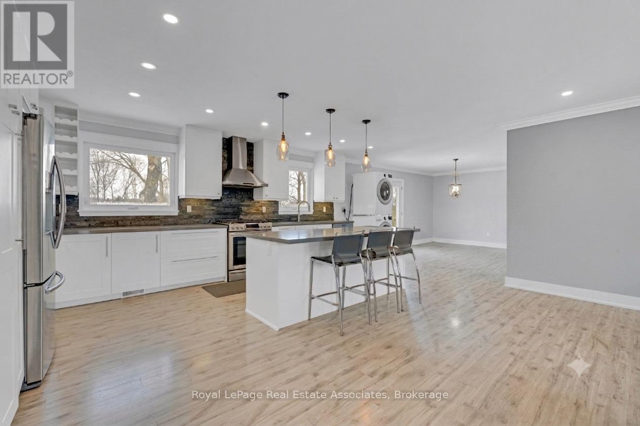44 Mcclellan Road, Caledon, ON - Indoor Photo Showing Kitchen With Upgraded Kitchen