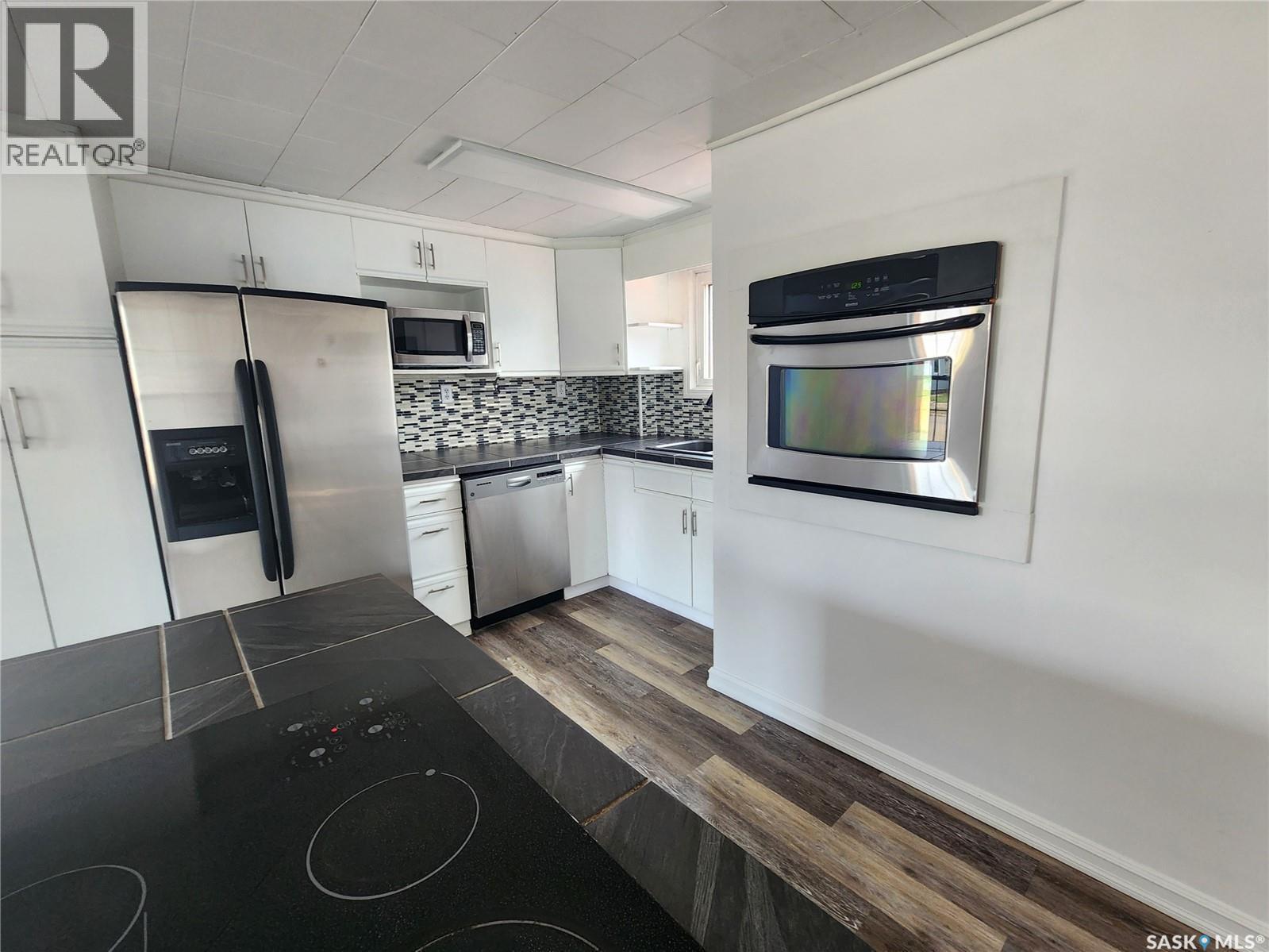 430 3Rd Street, Estevan, SK - Indoor Photo Showing Kitchen With Stainless Steel Kitchen