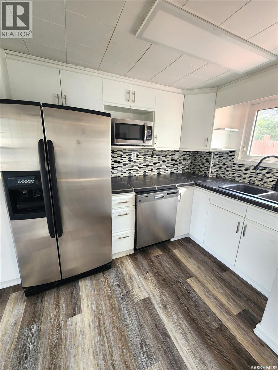 430 3Rd Street, Estevan, SK - Indoor Photo Showing Kitchen With Stainless Steel Kitchen With Double Sink With Upgraded Kitchen