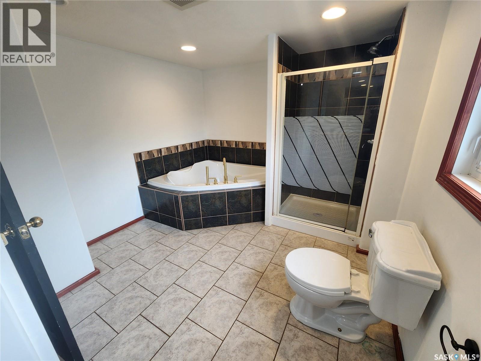 430 3Rd Street, Estevan, SK - Indoor Photo Showing Bathroom