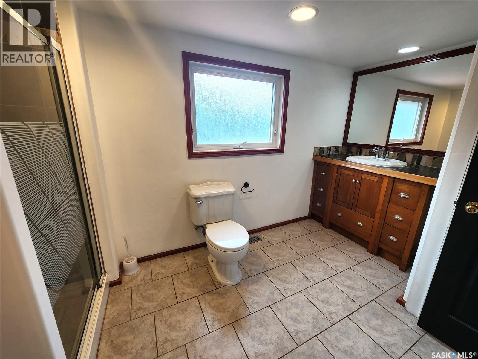 430 3Rd Street, Estevan, SK - Indoor Photo Showing Bathroom