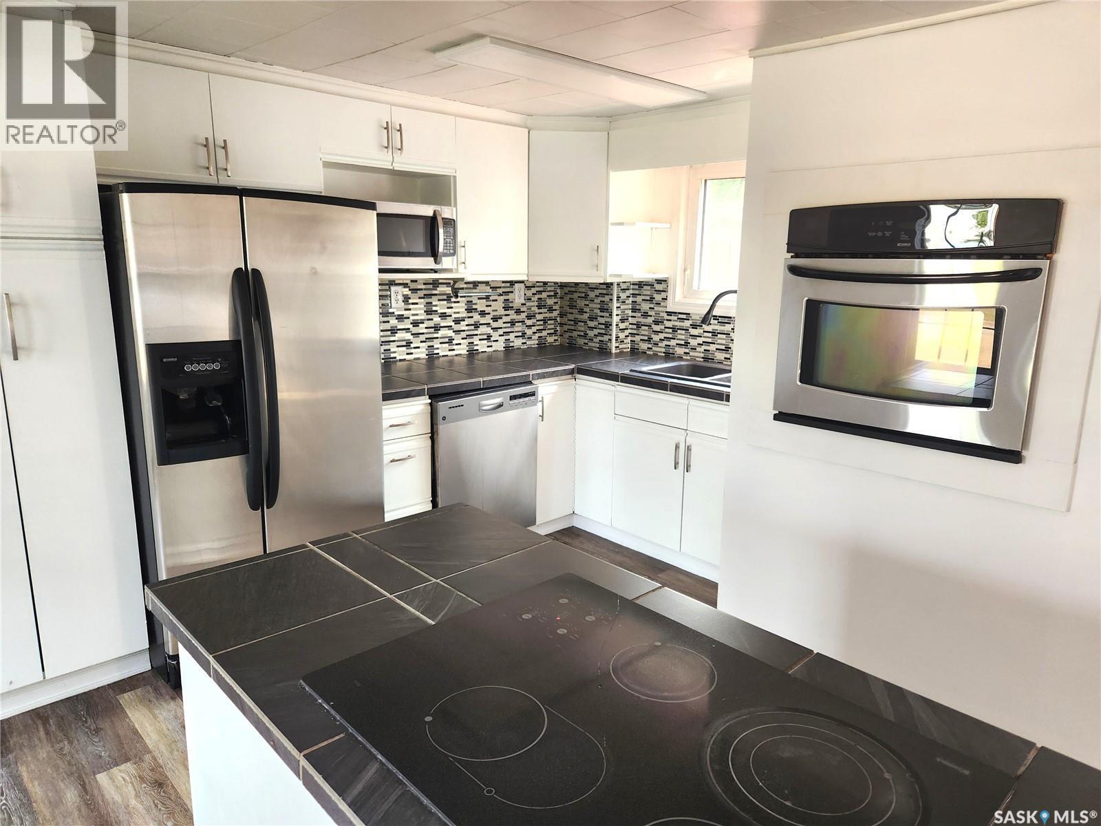 430 3Rd Street, Estevan, SK - Indoor Photo Showing Kitchen With Stainless Steel Kitchen With Upgraded Kitchen