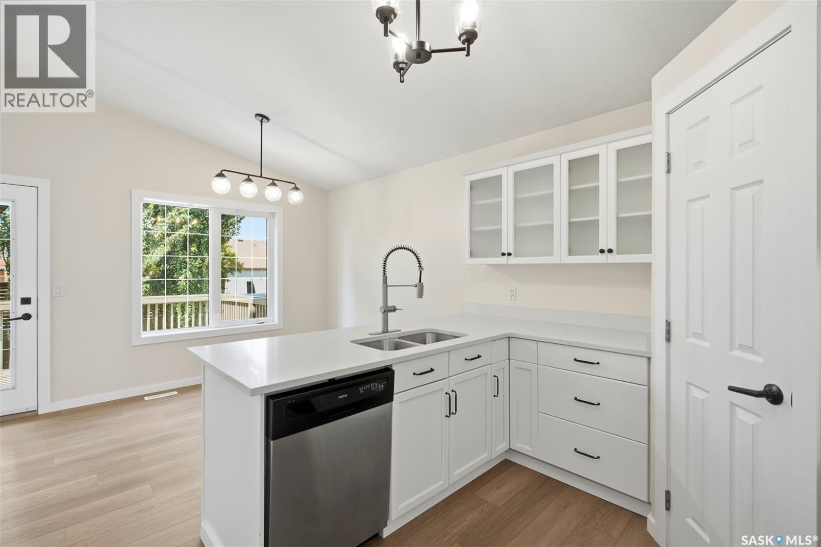 418 Greaves Crescent, Saskatoon, SK - Indoor Photo Showing Kitchen With Double Sink