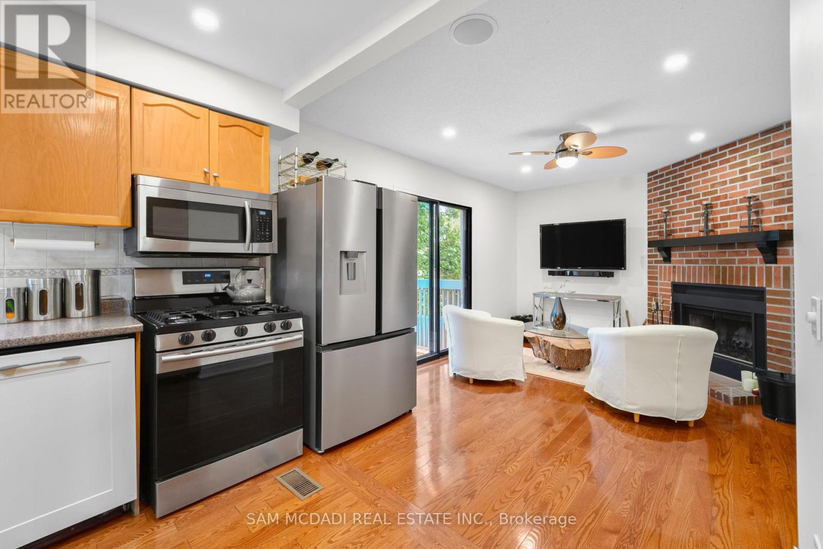 644 Sweetwater Place, Mississauga, ON - Indoor Photo Showing Kitchen With Fireplace