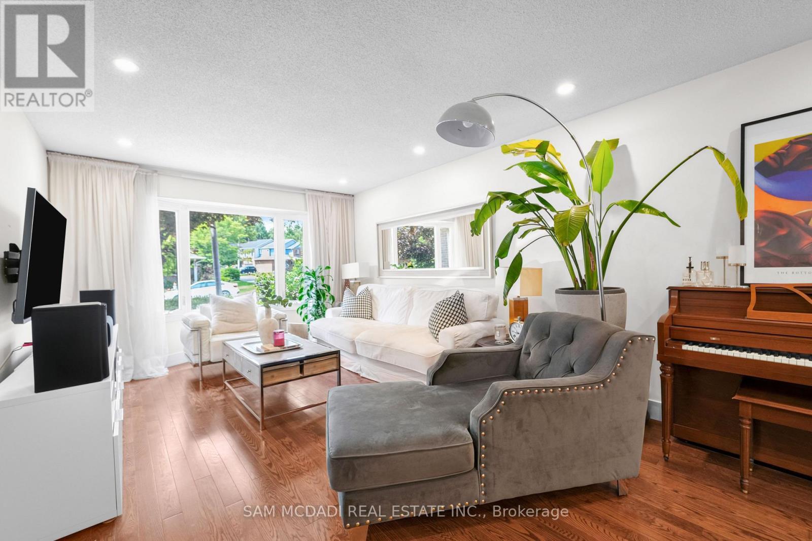 644 Sweetwater Place, Mississauga, ON - Indoor Photo Showing Living Room