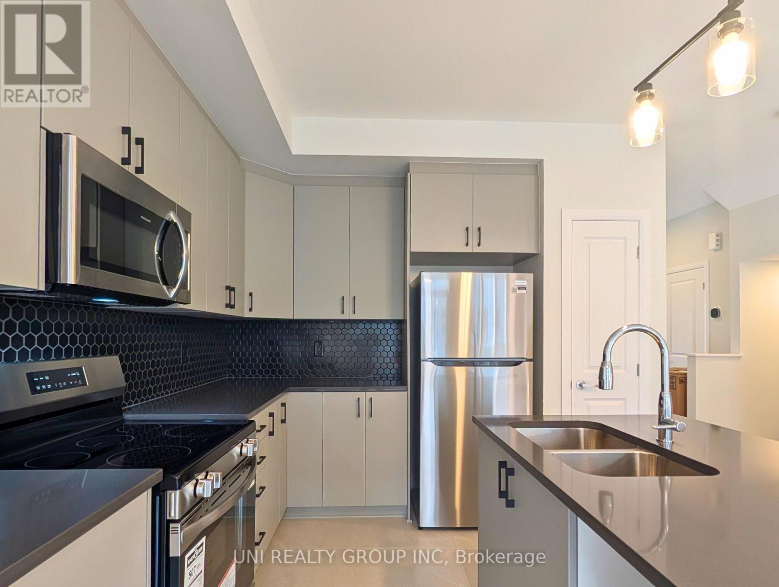 716 Tadpole Crescent, Ottawa, ON - Indoor Photo Showing Kitchen With Stainless Steel Kitchen With Double Sink With Upgraded Kitchen