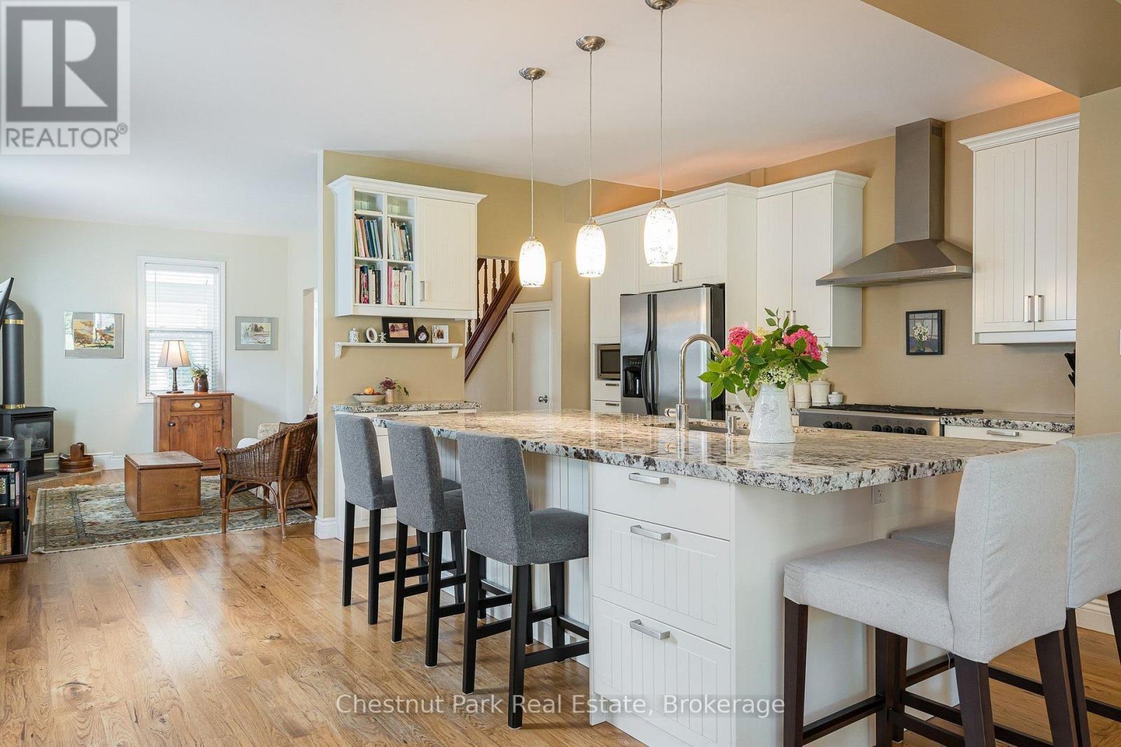 Upgraded kitchen and view to the family room - 71 Hickory Street, Collingwood, ON - Indoor