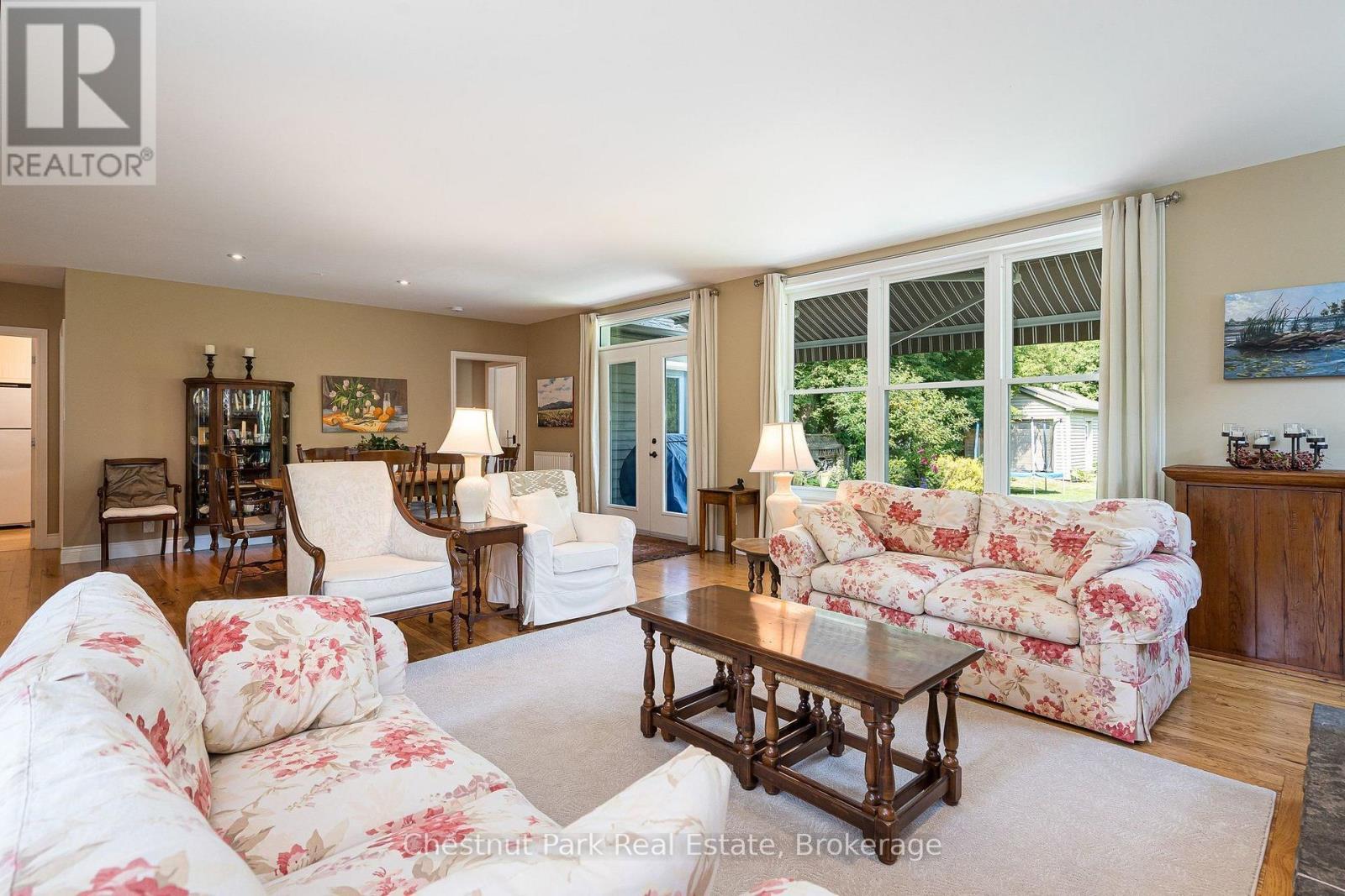 Large windows bring in plenty of natural light - 71 Hickory Street, Collingwood, ON - Indoor Photo Showing Living Room