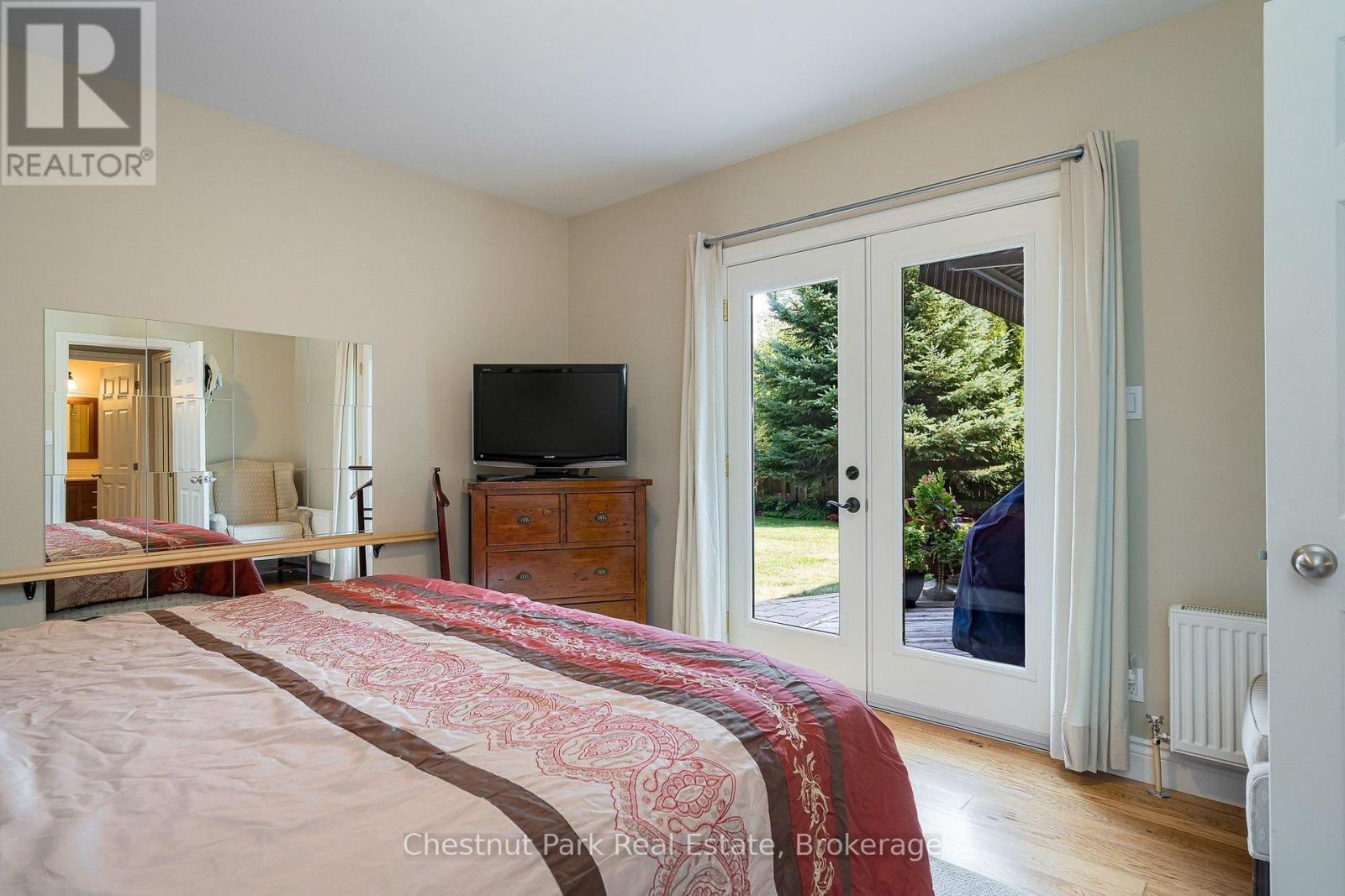 Main floor primary bedrm with walkout to back deck - 71 Hickory Street, Collingwood, ON - Indoor Photo Showing Bedroom