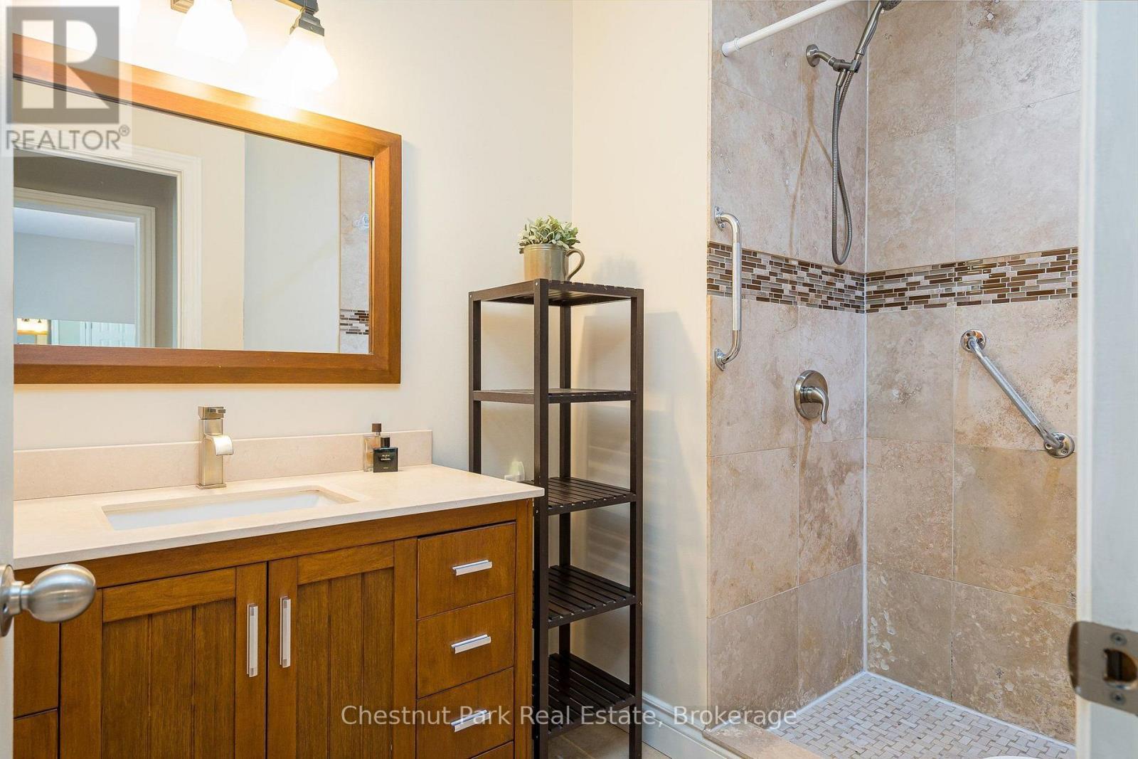 Main floor primary 3 Pc ensuite - 71 Hickory Street, Collingwood, ON - Indoor Photo Showing Bathroom