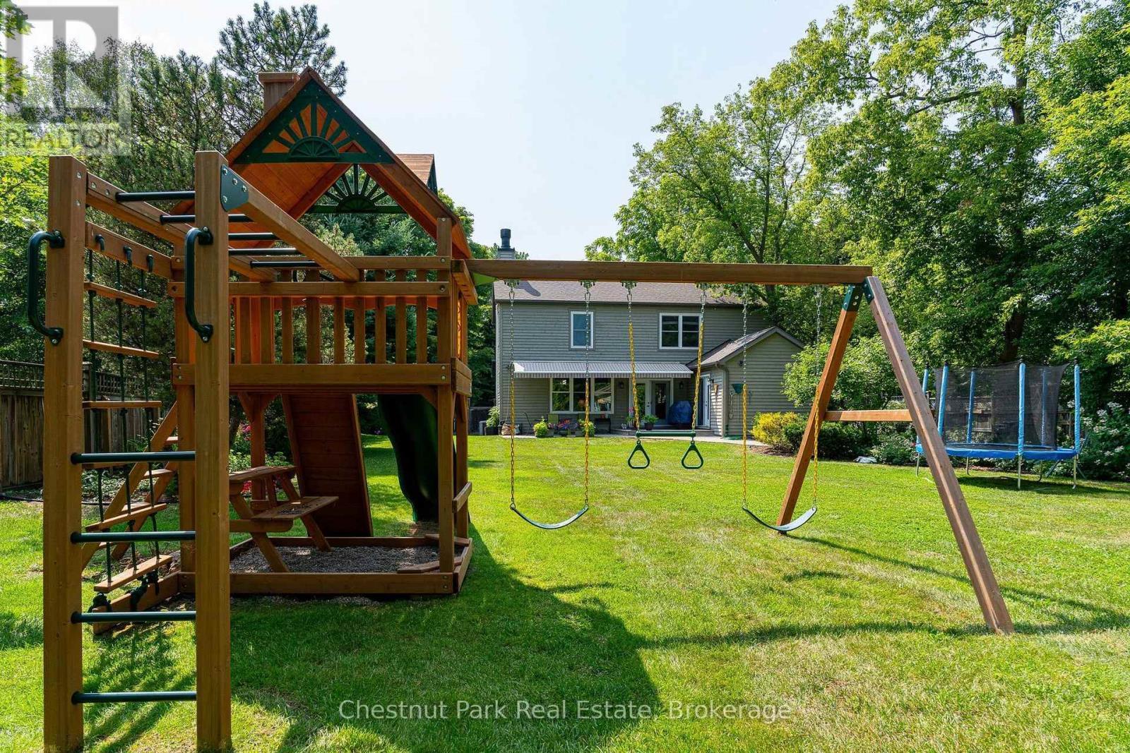 Fully fenced backyard with mature trees - 71 Hickory Street, Collingwood, ON - Outdoor