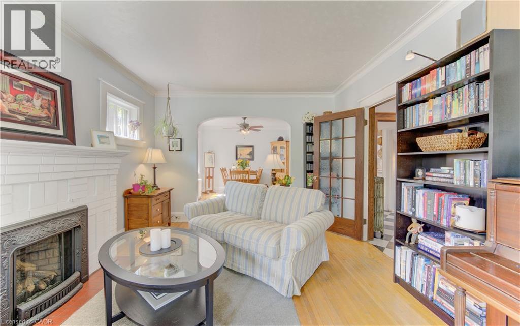150 Union Boulevard, Kitchener, ON - Indoor Photo Showing Living Room With Fireplace