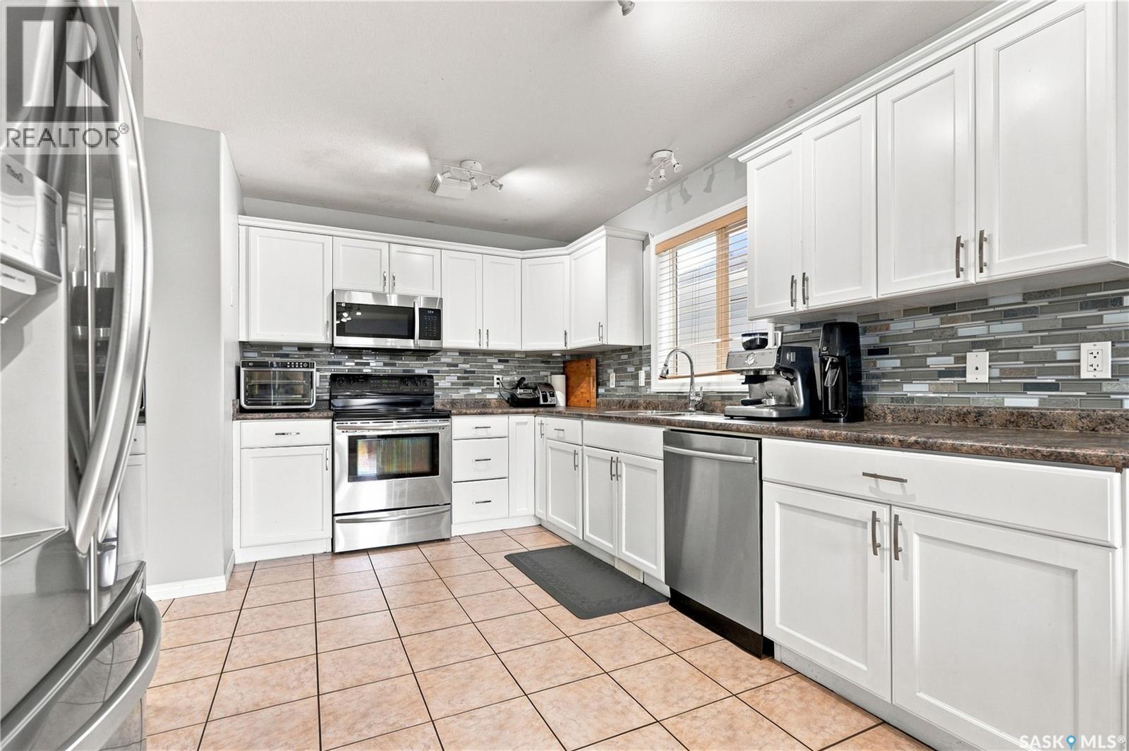 3010 37Th Street W, Saskatoon, SK - Indoor Photo Showing Kitchen
