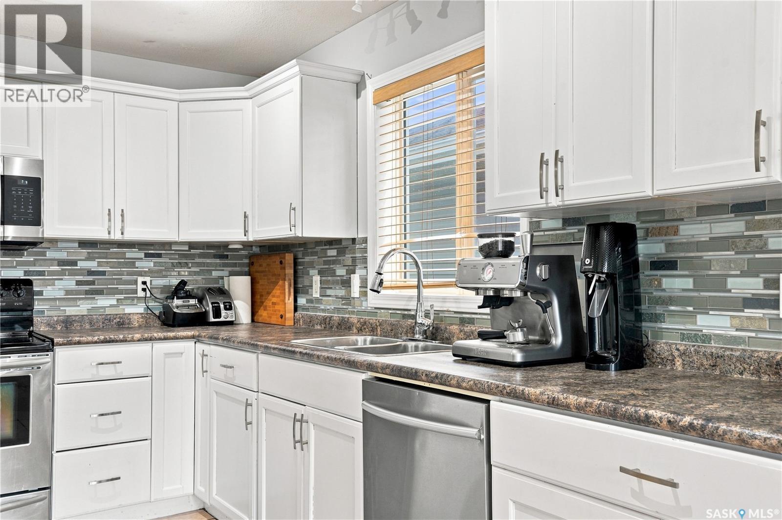 3010 37Th Street W, Saskatoon, SK - Indoor Photo Showing Kitchen With Double Sink With Upgraded Kitchen