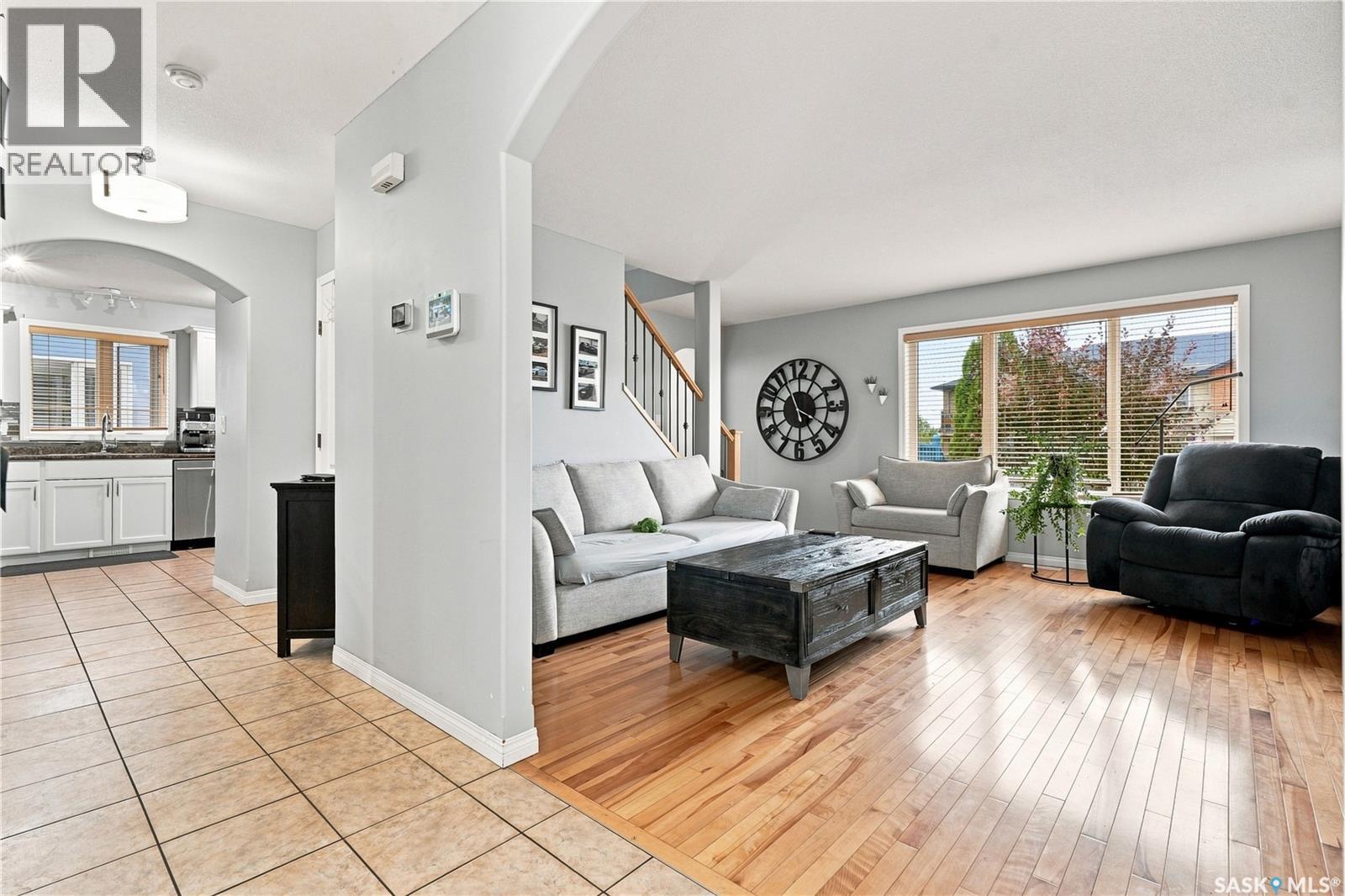 3010 37Th Street W, Saskatoon, SK - Indoor Photo Showing Living Room