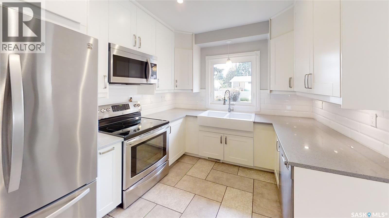 355 Sylvian Crescent, Saskatoon, SK - Indoor Photo Showing Kitchen With Stainless Steel Kitchen With Upgraded Kitchen