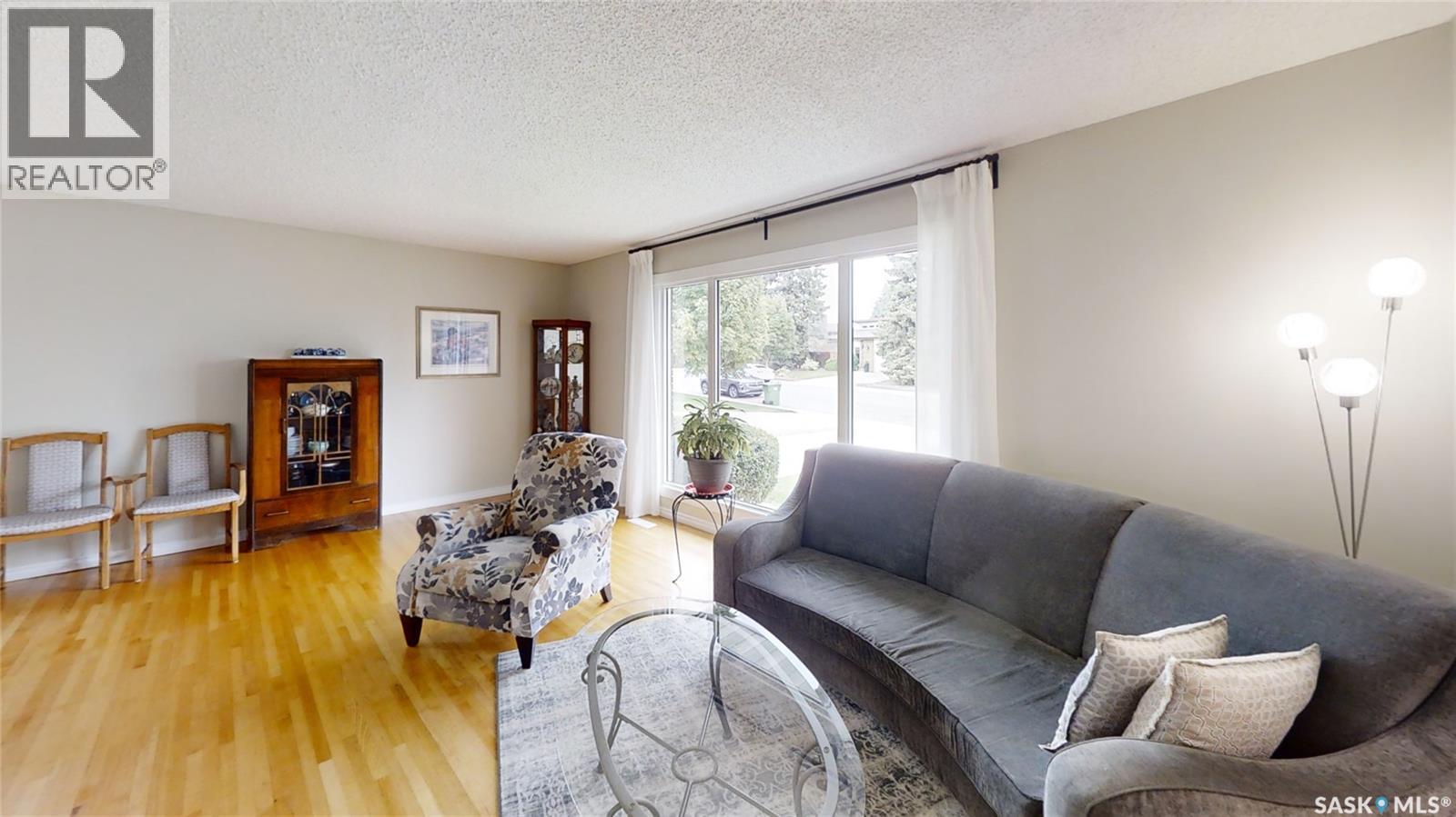 355 Sylvian Crescent, Saskatoon, SK - Indoor Photo Showing Living Room