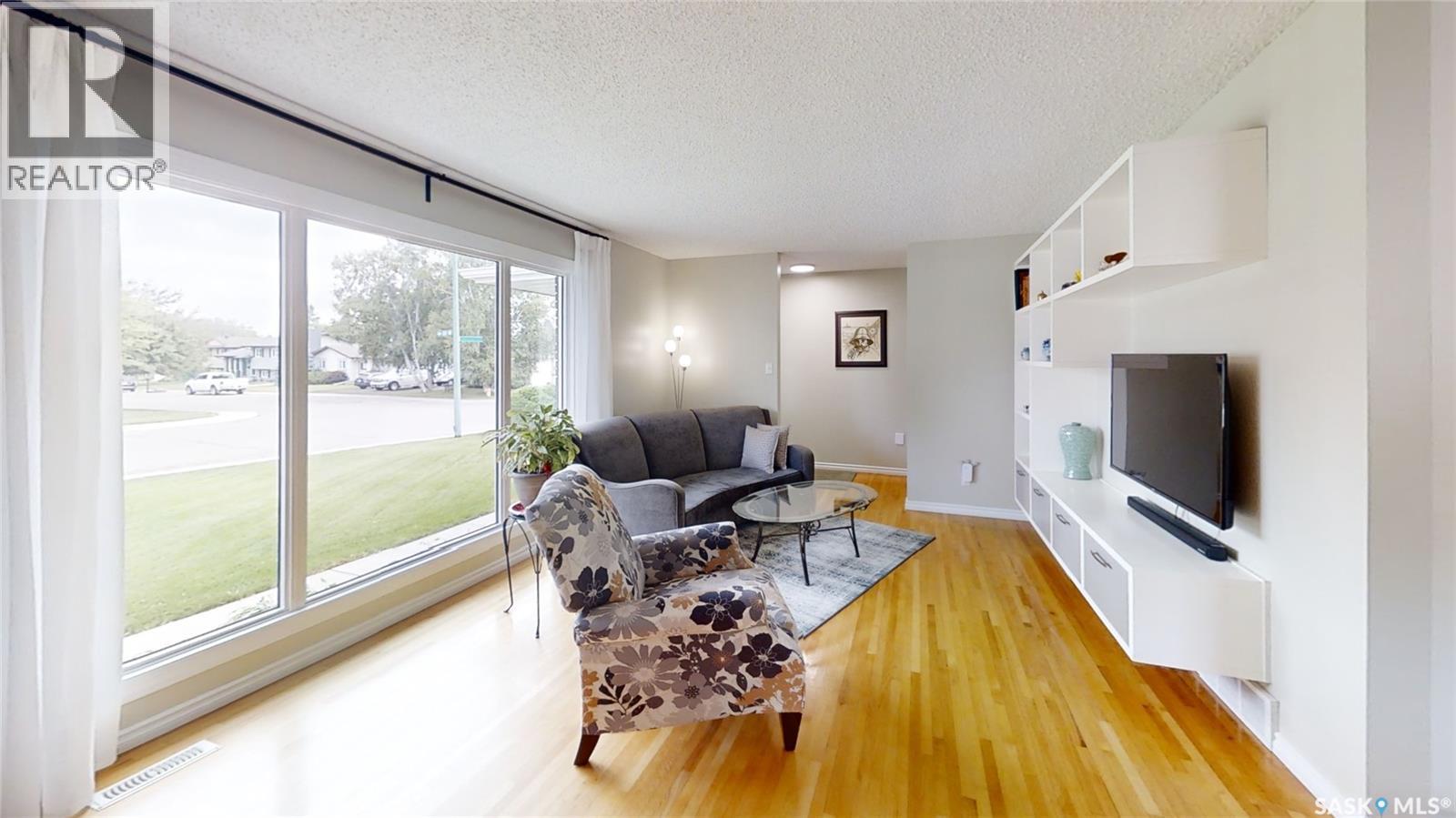 355 Sylvian Crescent, Saskatoon, SK - Indoor Photo Showing Living Room