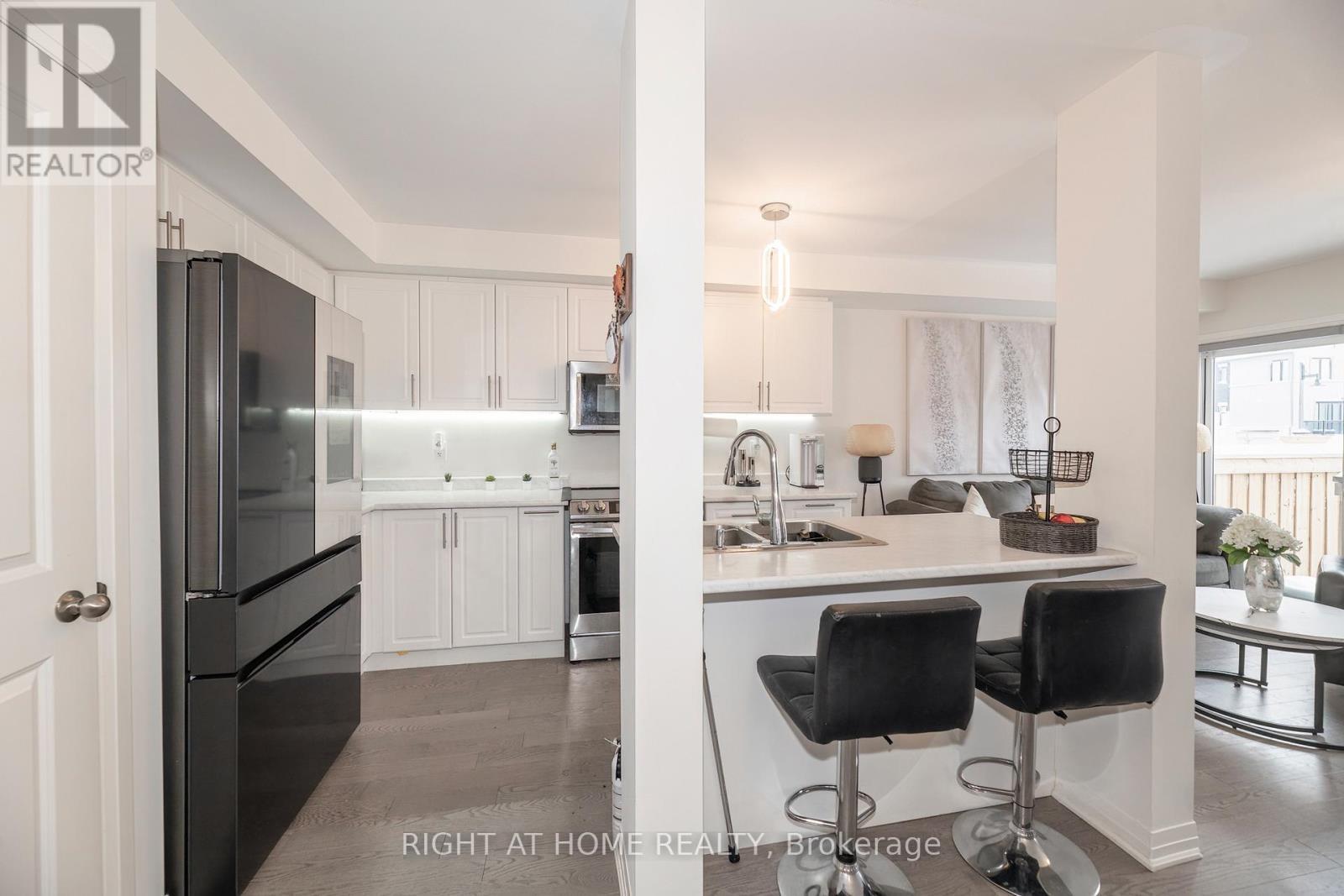 30 Caspian Square, Clarington, ON - Indoor Photo Showing Kitchen